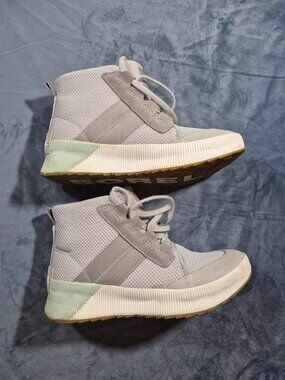 Like new SOREL Out N About III Mid Waterproof Sneakers - Moonstone/Dove size 6.5